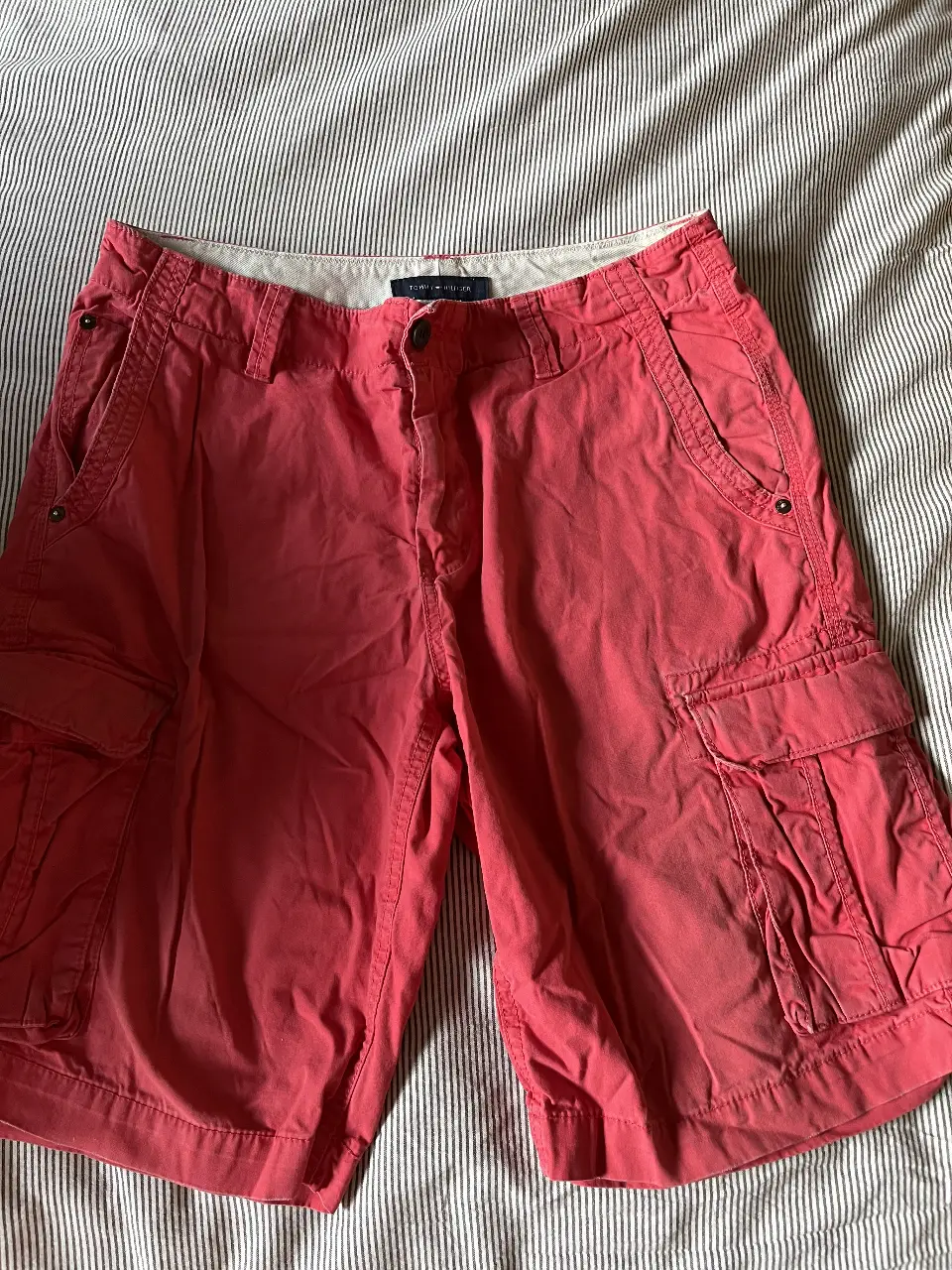 Short de hombre Tommy Hilfiger color rojo, estilo cargo, talle 32. Ideal para un look casual y cómodo.