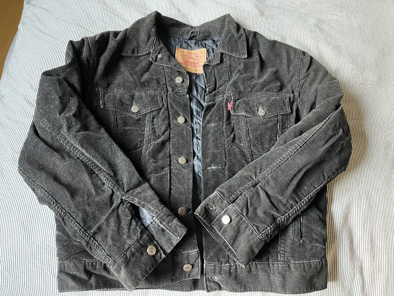 Campera de hombre Levi's de corderoy negro, talle M. Ideal para un look casual y canchero. Perfecto para el invierno.