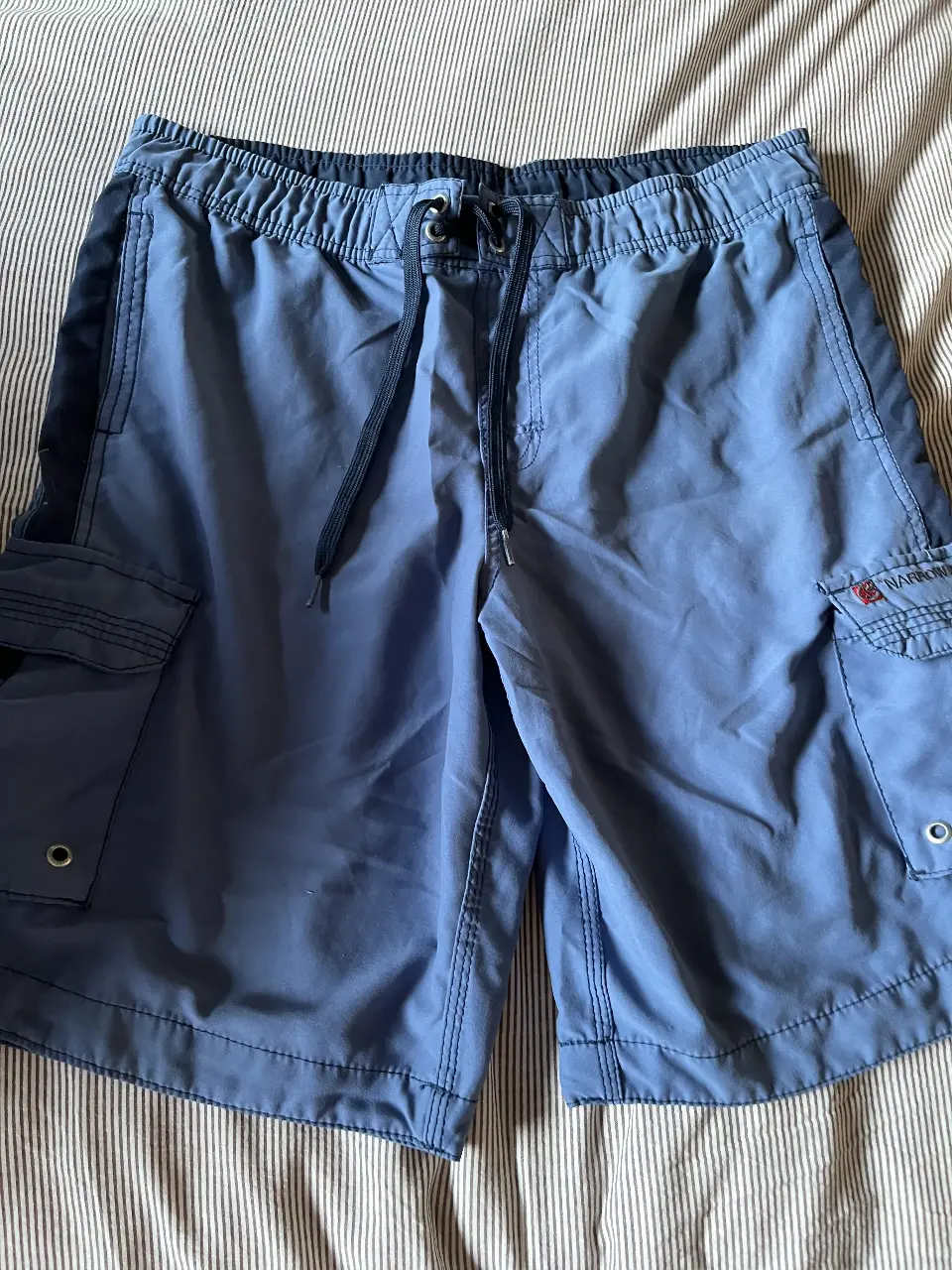 Short de baño azul para hombre, con bolsillos cargo y cintura elastizada con cordón. Ideal para la playa o pileta. Marca Narrow.