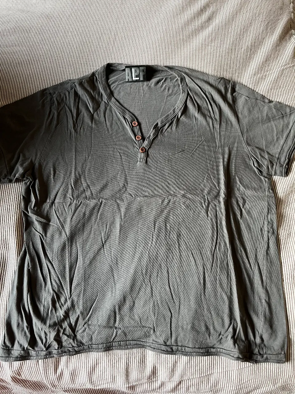 Remera Approach de hombre, manga corta con cuello en V y botones. Ideal para un look casual y cómodo.