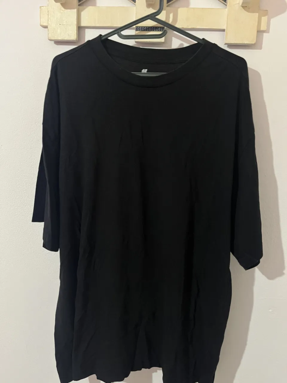 Remera negra de manga corta y cuello redondo.