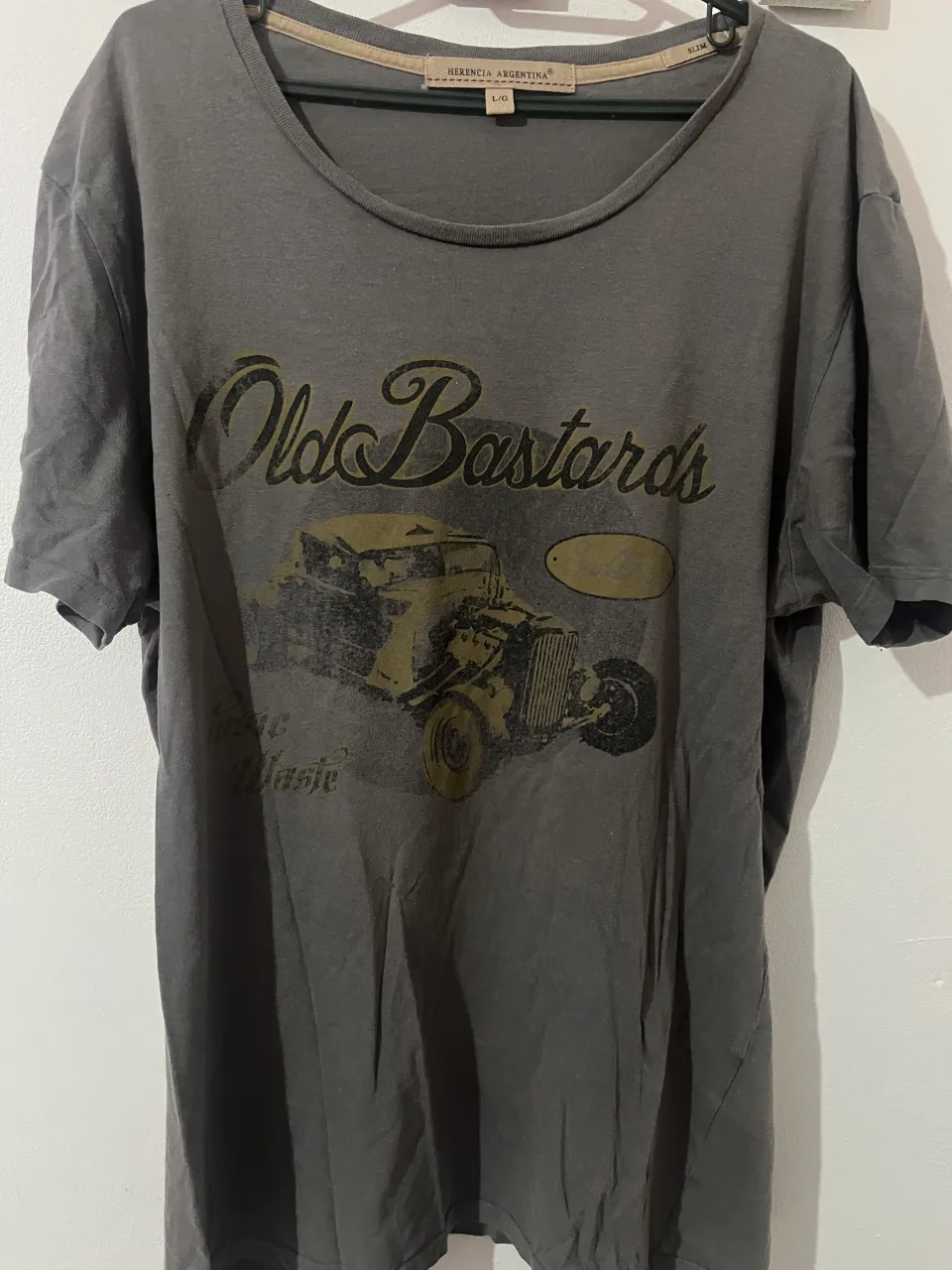 Remera gris con estampa de auto antiguo y texto "Old Bastards".