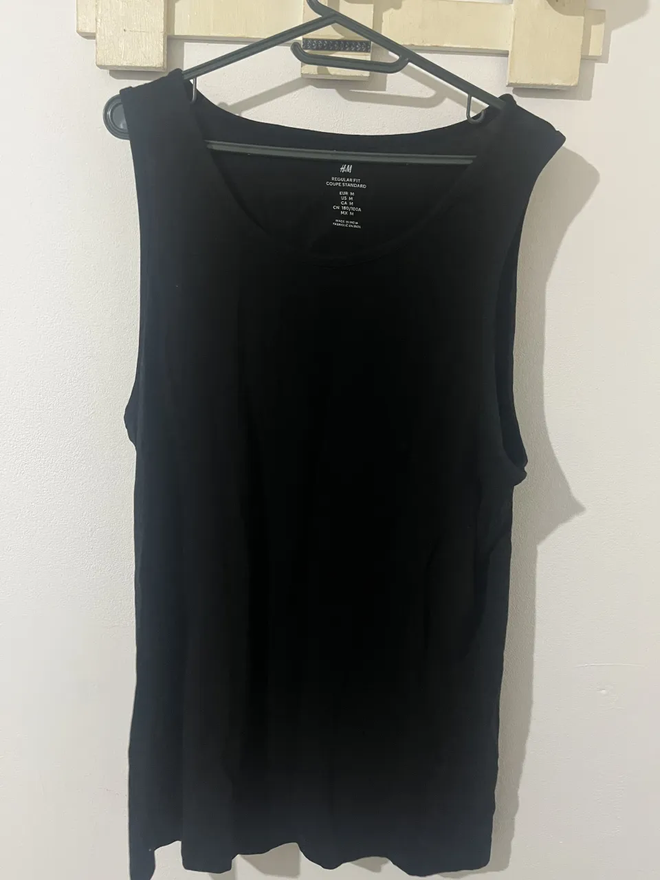 Musculosa negra lisa de H&M.