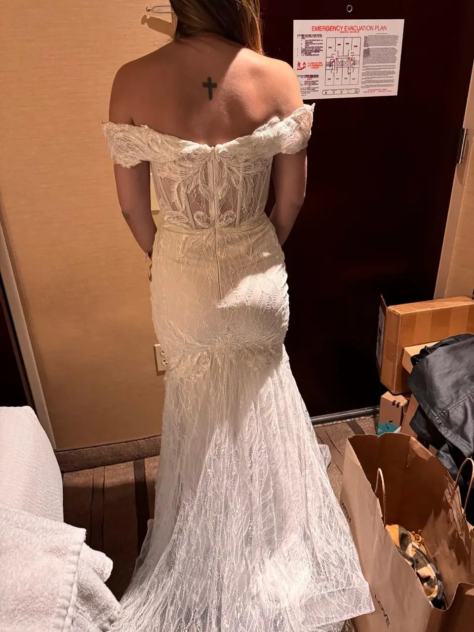 Vestido de novia blanco, con encaje y corte sirena. Diseño con hombros descubiertos y detalles florales. Ideal para un casamiento elegante.