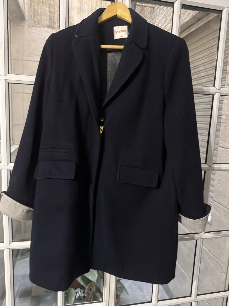 Sobretodo de paño azul marino con solapas y detalles en gris. Ideal para un look elegante y abrigado en invierno. Marca Sabrina, talle 3/44.
