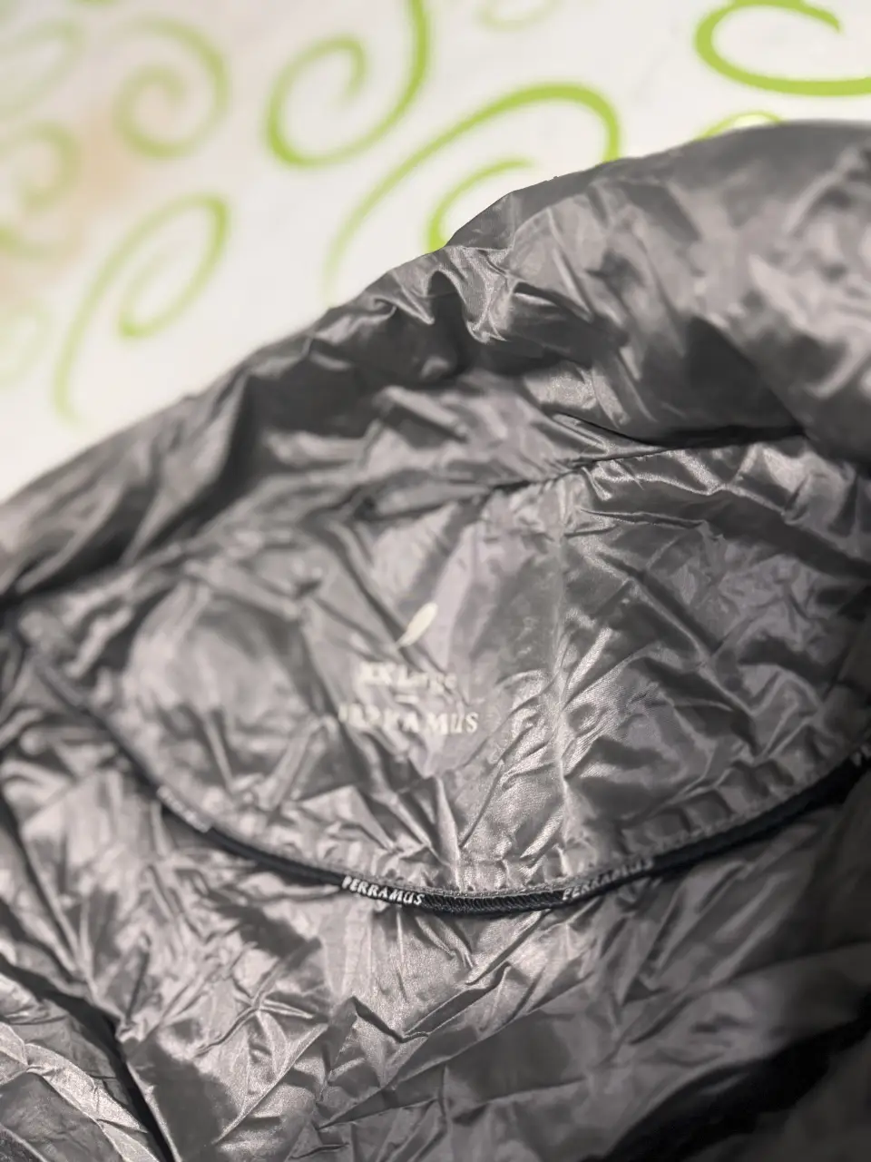 Campera de pluma gris, ideal para el invierno. Con capucha y cierre frontal. Perfecta para mantenerte abrigado y cómodo en cualquier ocasión.