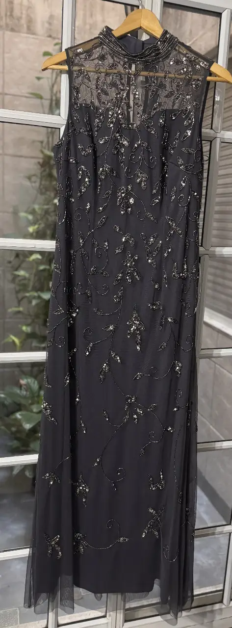 Vestido largo de fiesta negro con detalles de lentejuelas y bordados. Cuello alto y diseño elegante, ideal para eventos especiales. Marca Macy's.