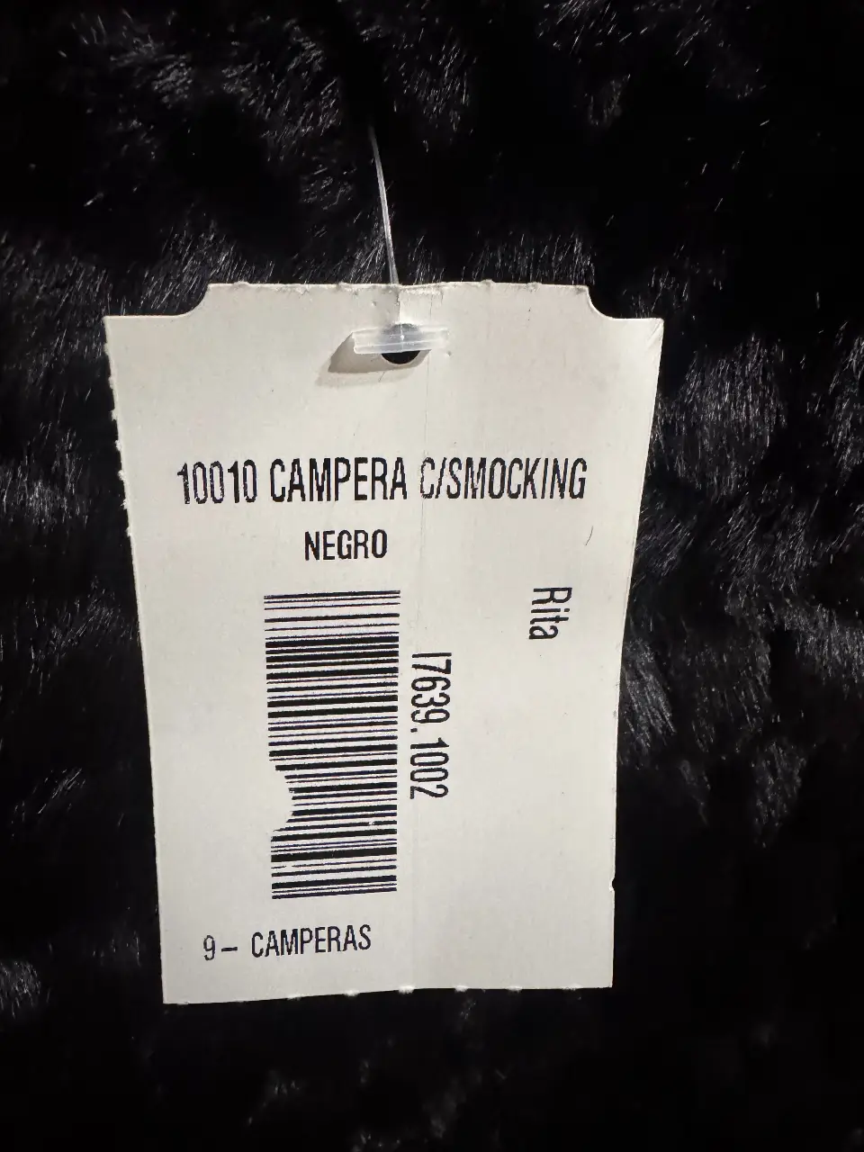 Tapado negro de piel sintética con detalles de diseño y cinturón. Talle XL, ideal para un look elegante y abrigado en invierno.
