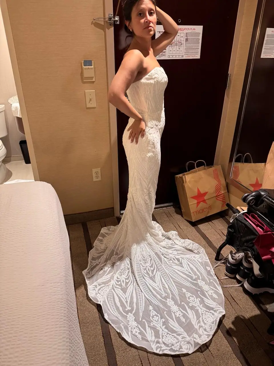 Vestido de novia strapless, largo, con cola y detalles de encaje. Ideal para un casamiento elegante.