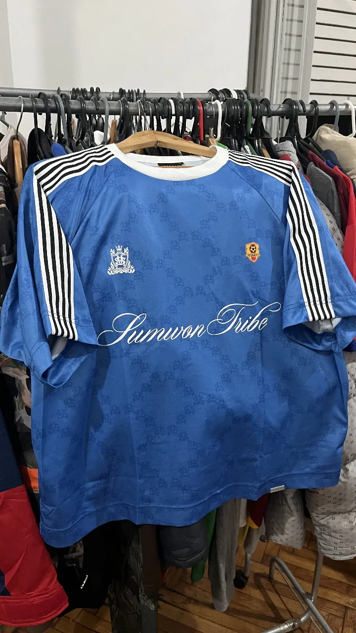 Camiseta de fútbol vintage azul con detalles blancos y el logo del equipo Sumwon Tribe. Diseño retro con el número 10 en la espalda.