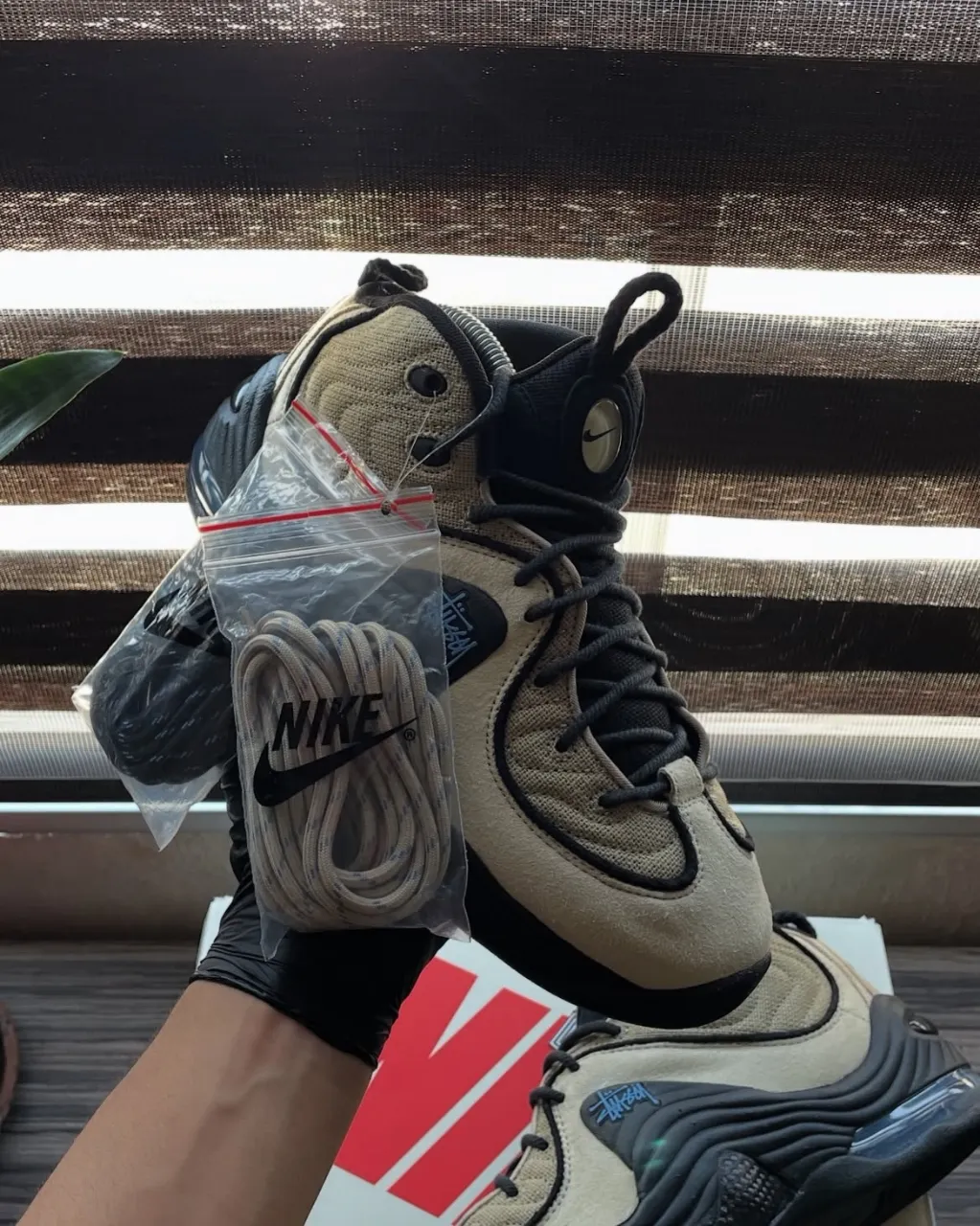 Zapatillas Nike Air Penny 2 x Stussy. Diseño icónico con detalles de colaboración. Incluye cordones adicionales. Perfectas para un look urbano y con estilo.