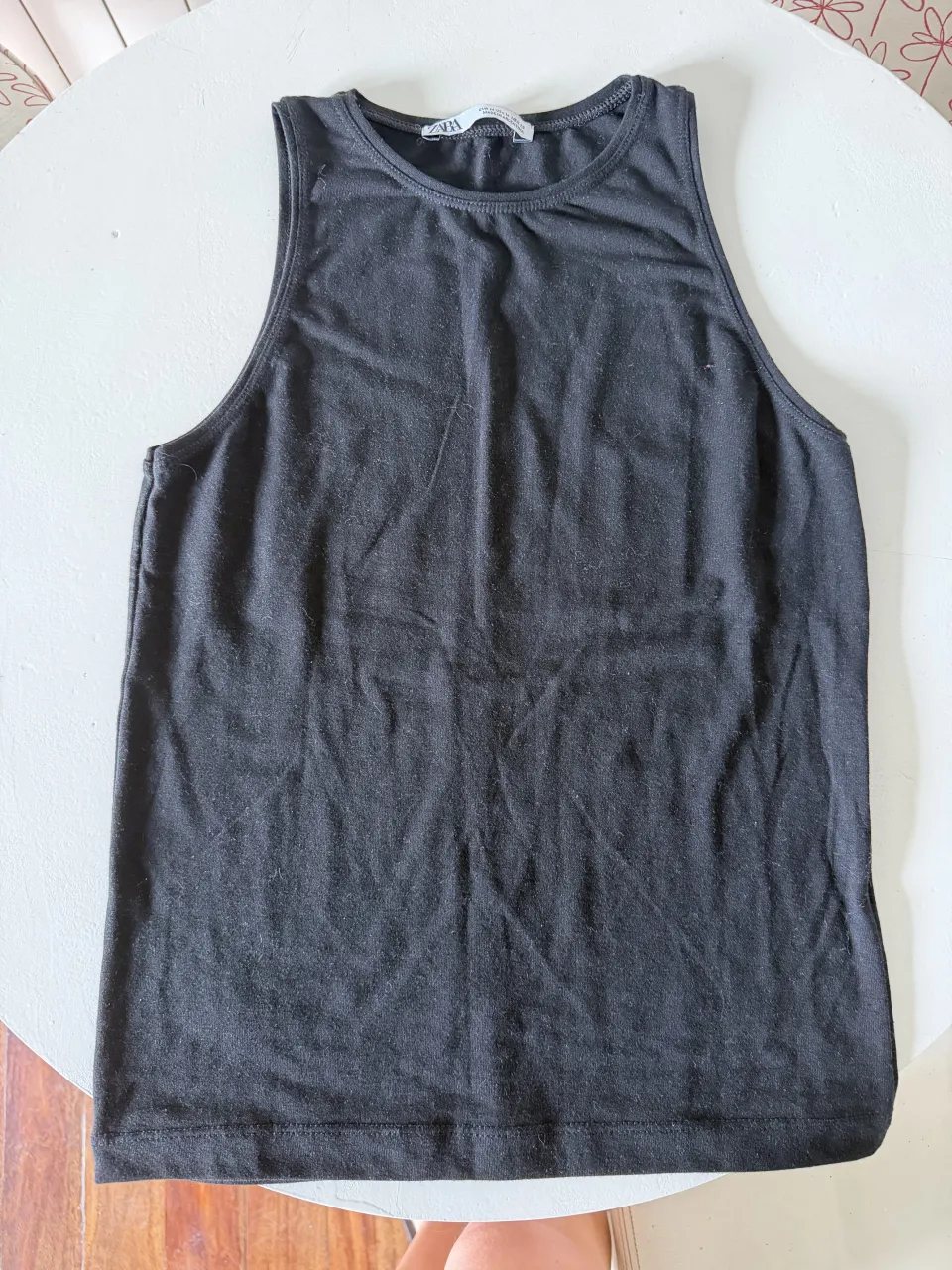 Musculosa negra básica, ideal para combinar con cualquier outfit. Perfecta para el día a día o para entrenar.