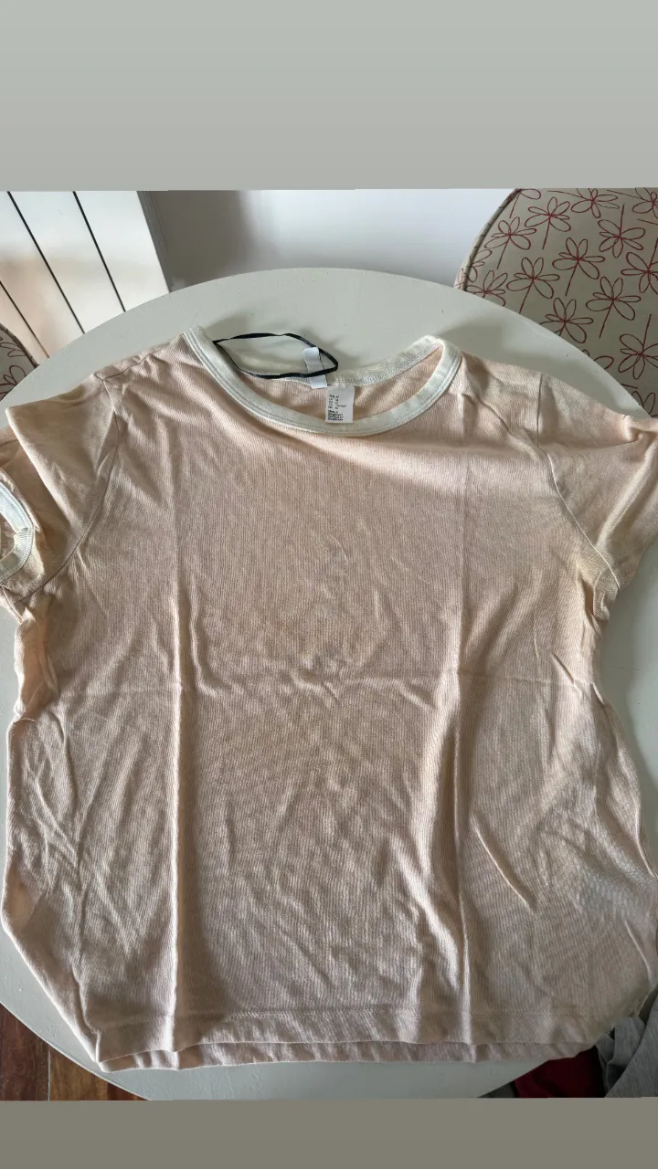 Remera de algodón súper suave y cómoda, con un diseño clásico y versátil. Perfecta para el día a día, para combinar con jeans o shorts. Su color pastel la hace ideal para looks frescos y delicados.