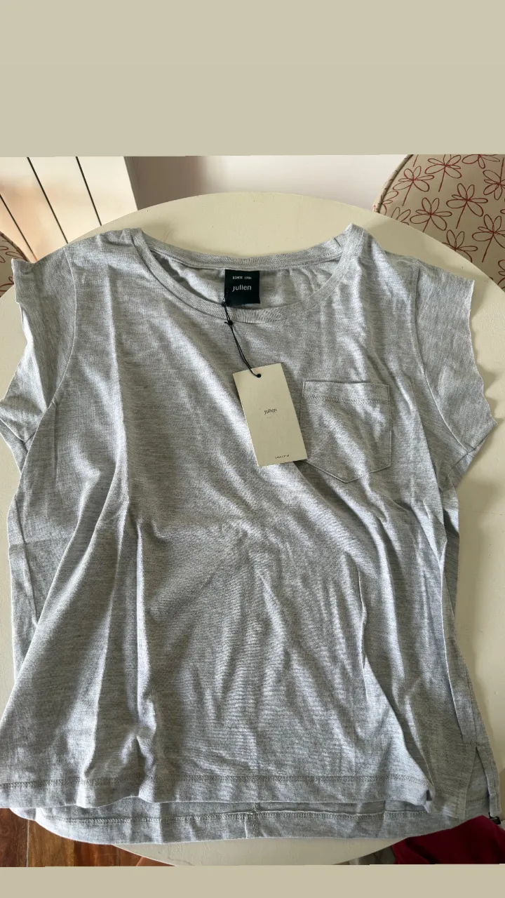 Remera gris de algodón con bolsillo en el pecho. Ideal para el día a día, súper cómoda y canchera.