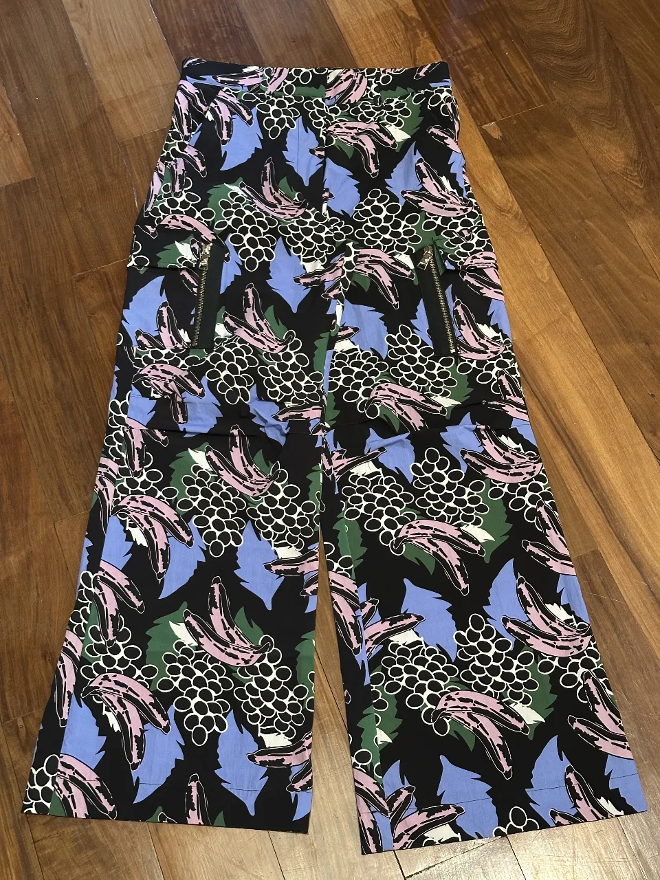 Pantalón palazzo estampado con bananas y uvas. Tiro alto, con bolsillos laterales con cierre. Ideal para un look divertido y canchero.