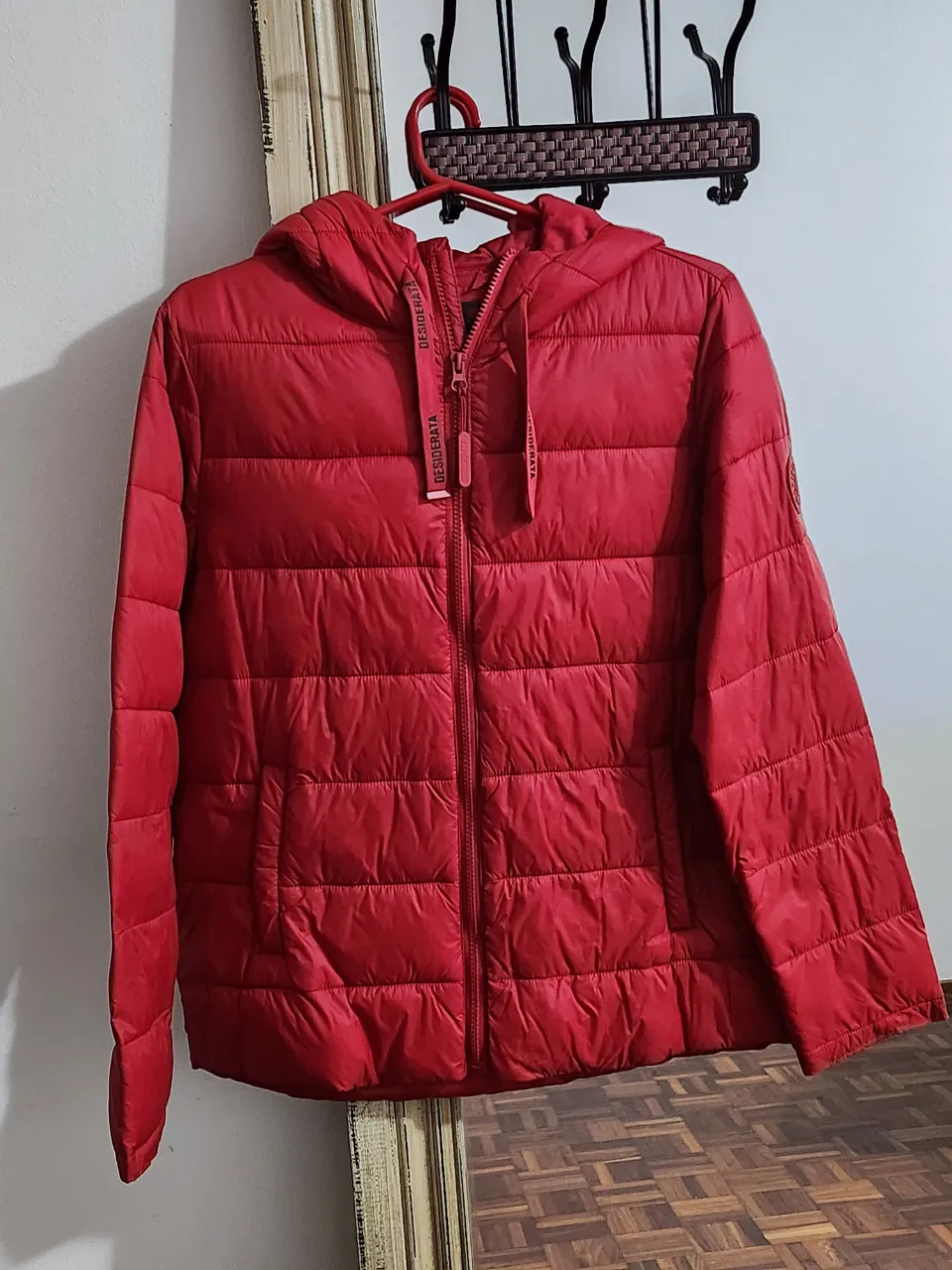Campera acolchada roja con capucha, ideal para el frío. Perfecta para un look casual y moderno.