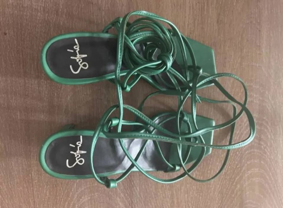 Sandalias de mujer color verde con tiras para atar al tobillo. Diseño elegante y moderno, ideales para complementar cualquier look de verano.