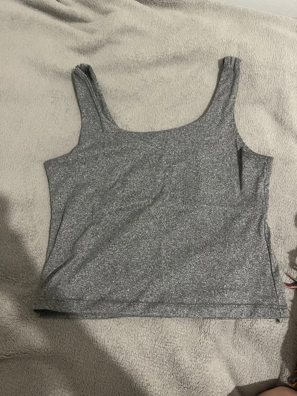 Musculosa de mujer, de color gris, ideal para usar en verano o para hacer deporte. Es de tela suave y cómoda.