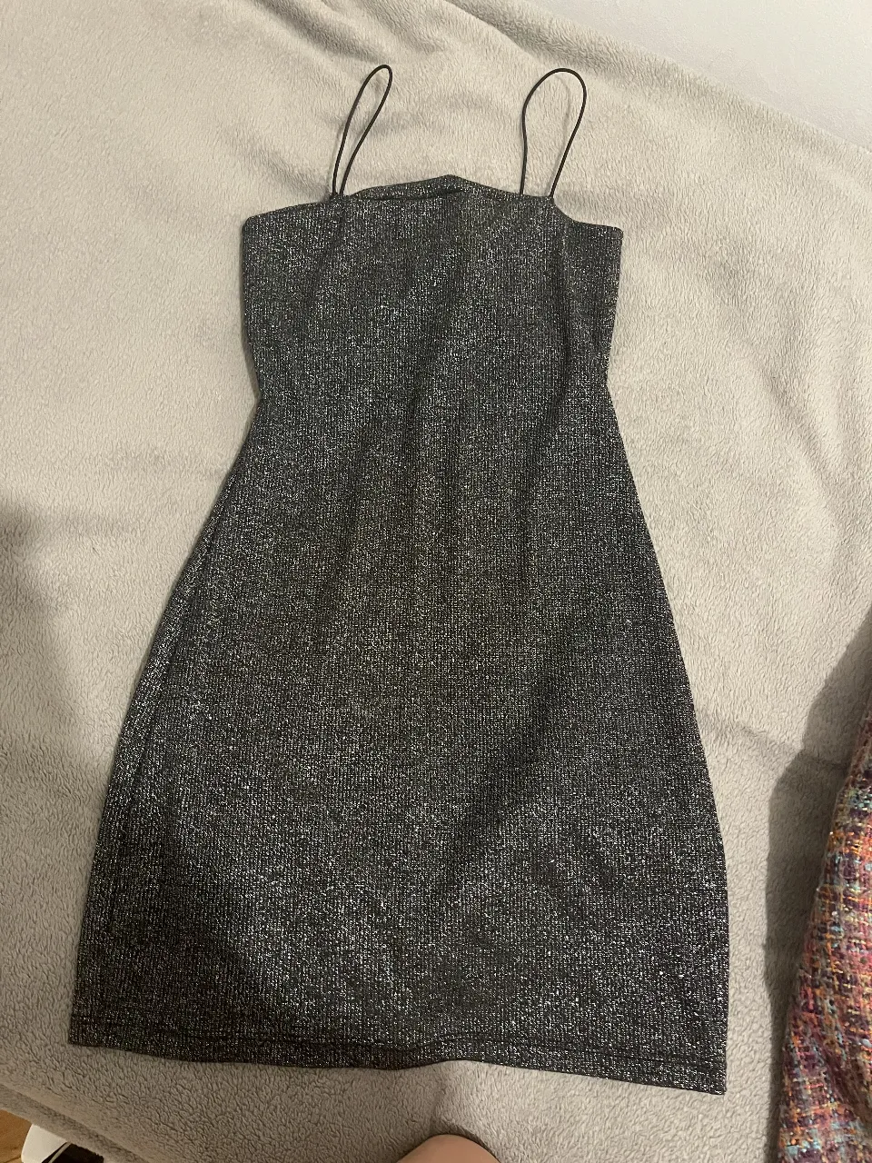 Vestido mini de fiesta con tiras finas y brillo. Ideal para eventos nocturnos y celebraciones. Cintura chica. elástico 