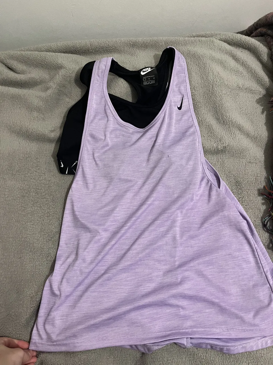 Musculosa deportiva Nike con Top deportivo negro adentro. Ideal para entrenamientos y actividades físicas. Sin usos.