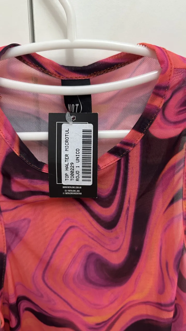 Remera Not alone - Vista 3