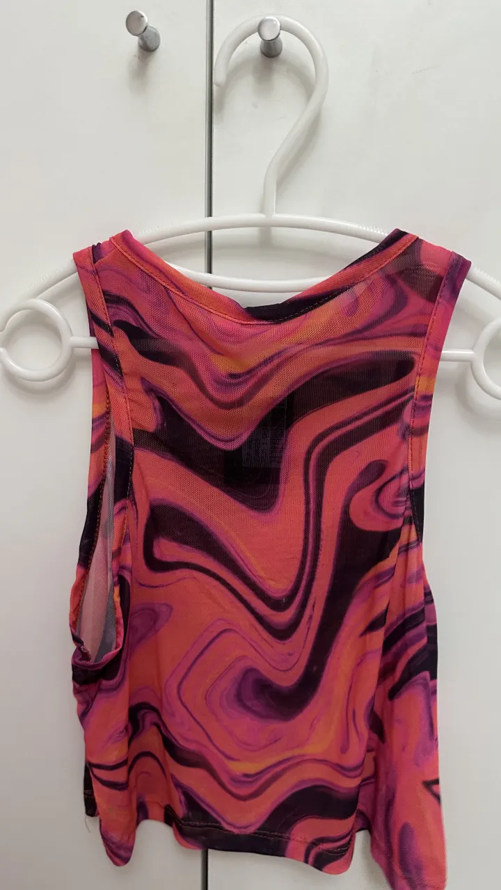 Remera Not alone - Vista 2