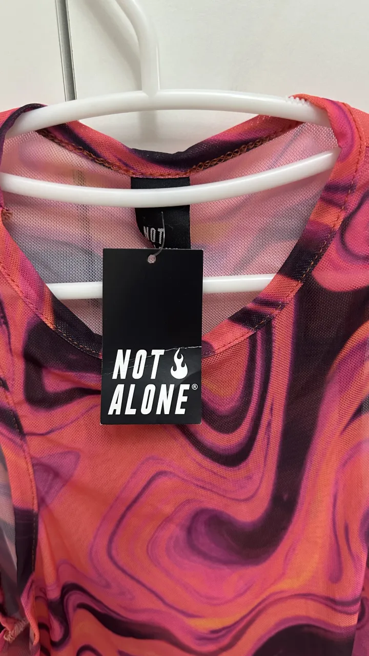 Remera Not alone - Vista 4