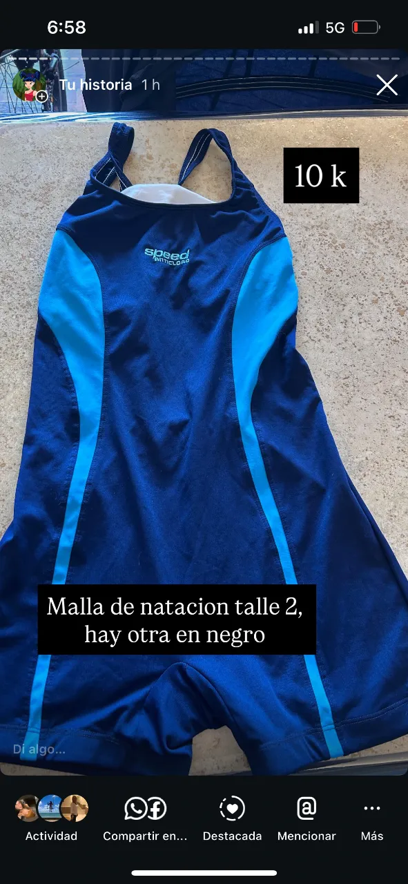 Malla de natación azul con detalles en celeste. Ideal para entrenamientos o para disfrutar de un día en la pileta.