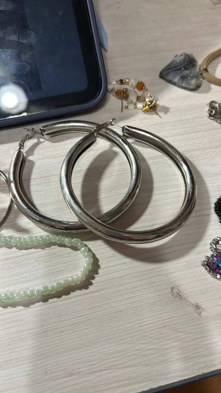 Aros argolla plateados, un clásico que no puede faltar en tu joyero. Perfectos para darle un toque chic a cualquier look, desde el más casual hasta uno más arreglado. Son livianos y cómodos para usar todo el día.