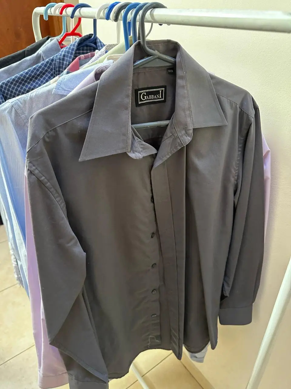 Camisa de hombre gris con cuello y botones, ideal para un look casual o de trabajo. Marca Gabbani.