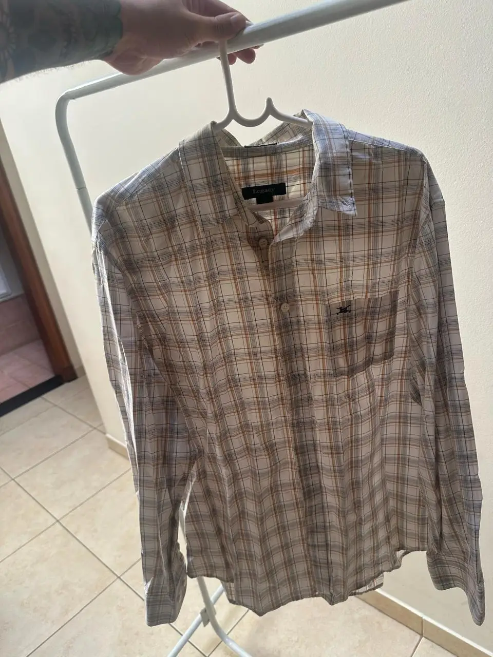 Camisa a cuadros Legacy para hombre, manga larga, ideal para un look casual y cómodo. Confeccionada en tela suave y fresca, perfecta para el día a día.