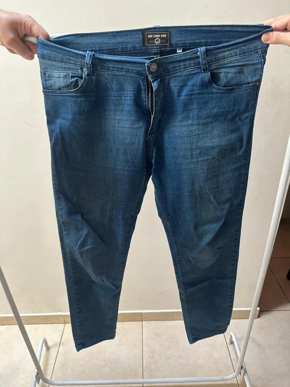 Jeans rectos de hombre, color azul, con cierre y bolsillos. Marca Van Combo Piña.