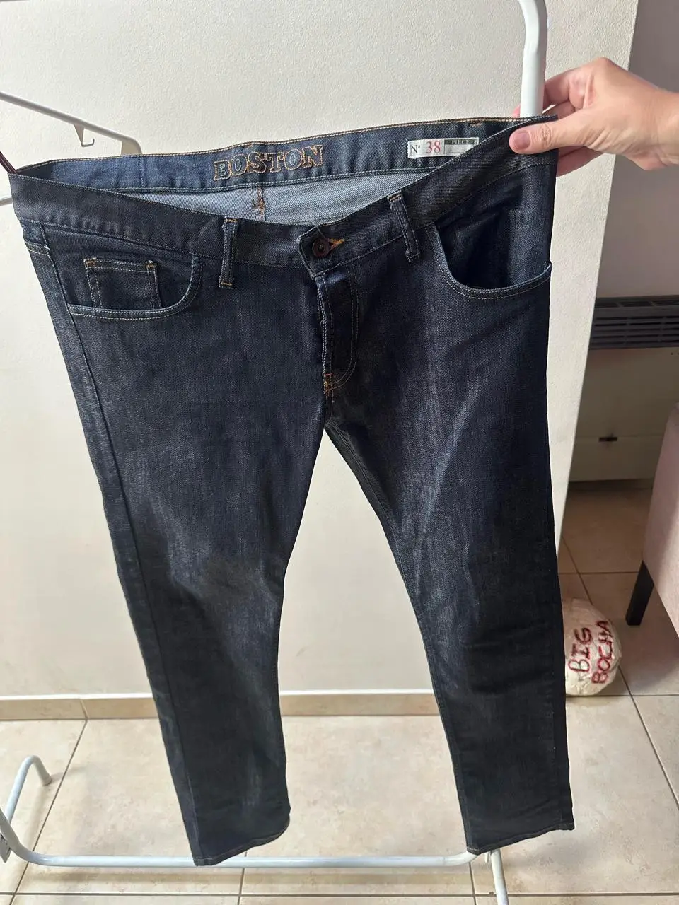 Jeans rectos de hombre, color azul oscuro, con etiqueta "BOSTON" y talle 38. Ideal para un look casual.