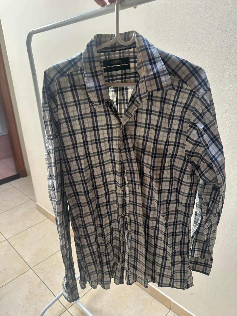 Camisa a cuadros para hombre, manga larga, ideal para un look casual y cómodo. Confeccionada en tela suave y fresca, perfecta para usar en cualquier ocasión.