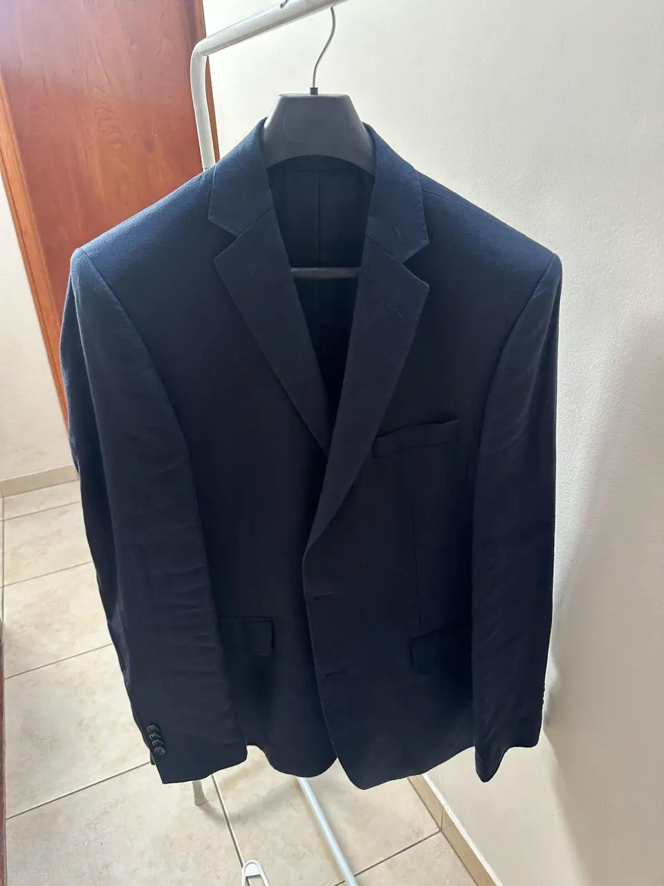 Elegante blazer azul marino para hombre, ideal para ocasiones formales y de trabajo. Confeccionado con materiales de alta calidad, este blazer ofrece un ajuste perfecto y un estilo atemporal.