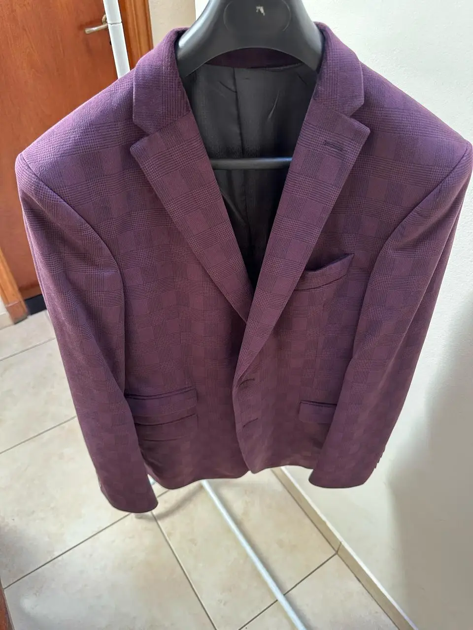 Elegante blazer de hombre en color violeta con diseño a cuadros. Confeccionado por Christian Lacroix, este saco sastrero es ideal para ocasiones formales y de trabajo. Fabricado con materiales premium como puro cotone.