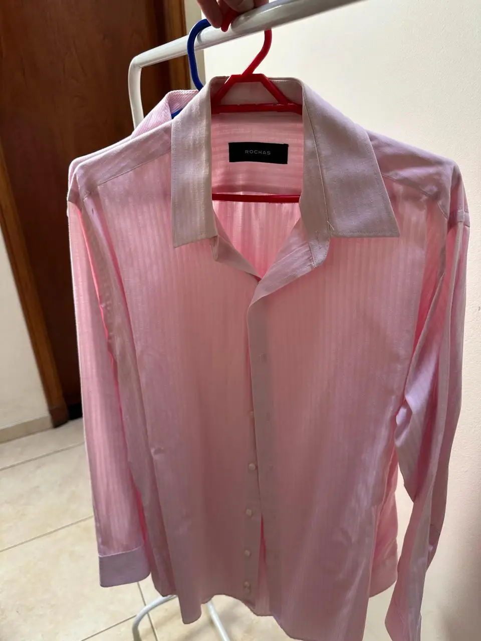 Camisa de hombre a rayas en color rosa, con cuello italiano y manga larga. Ideal para un look elegante y sofisticado.