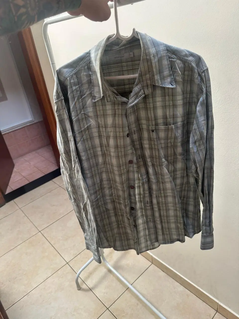 Camisa a cuadros gris y blanco de hombre, manga larga, ideal para un look casual y cómodo.
