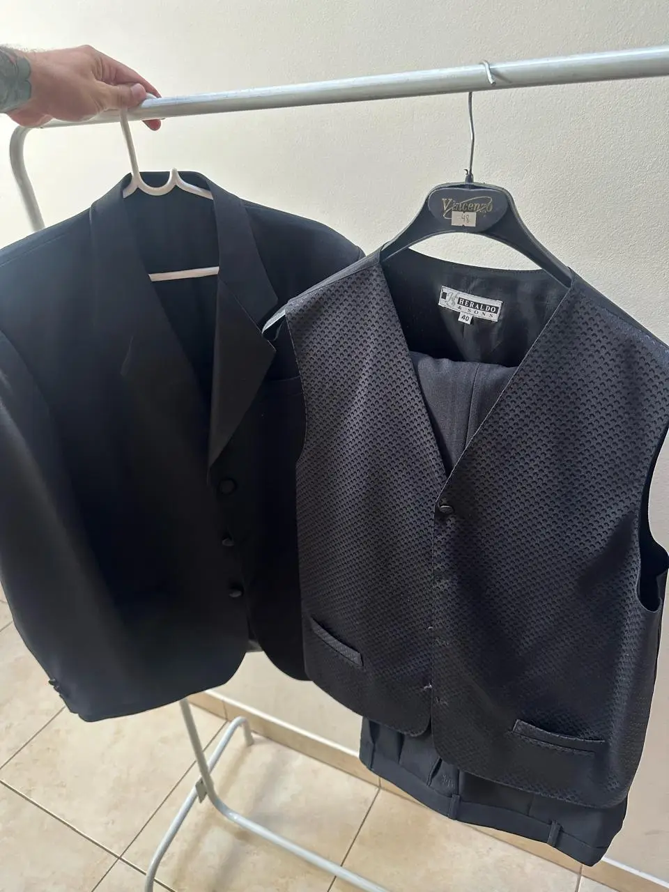 Traje de hombre negro, compuesto por blazer y chaleco. Ideal para eventos formales y fiestas.