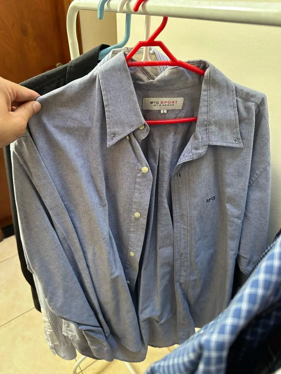 Camisa de hombre de manga larga en color azul. Confeccionada en tela de algodón suave y cómoda. Presenta un diseño clásico con cuello camisero y cierre de botones. Ideal para un look casual y versátil.