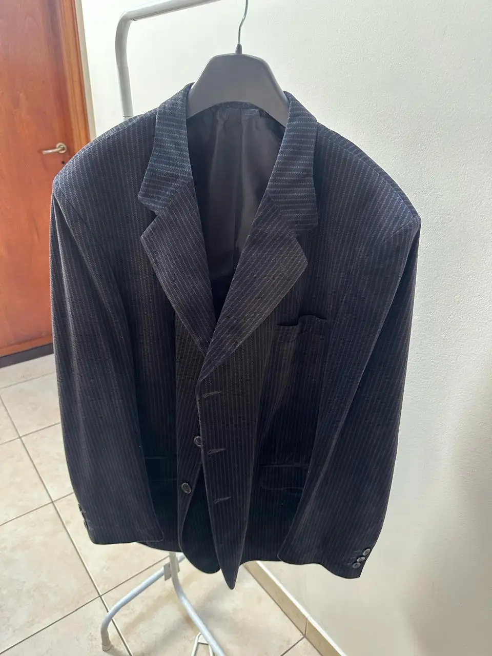 Elegante blazer de hombre a rayas, ideal para ocasiones formales y de trabajo. Confeccionado con materiales de calidad, este blazer ofrece un ajuste perfecto y un estilo sofisticado. Perfecto para completar tu look profesional.