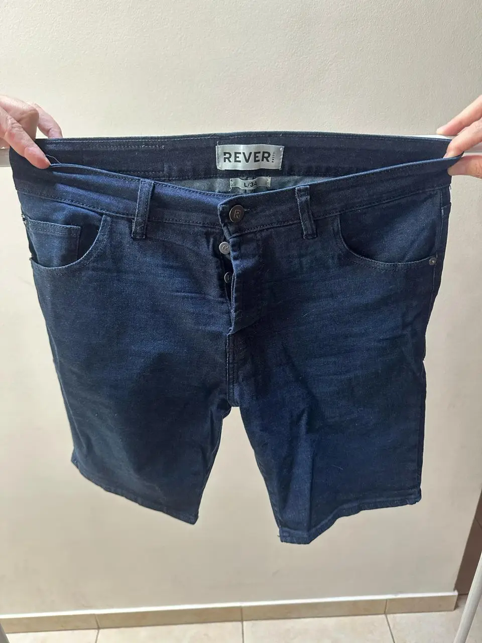 Short de jean azul oscuro de la marca Rever, ideal para un look casual y moderno. Talle L/34.