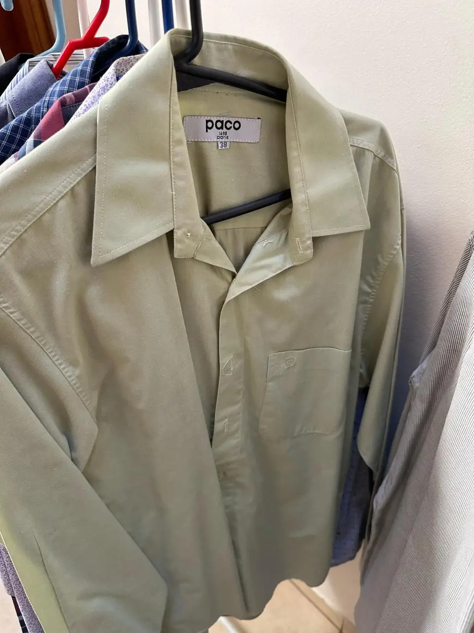 Camisa manga larga verde claro de hombre, con cuello clásico y bolsillo en el pecho. Marca Paco, talle 38.