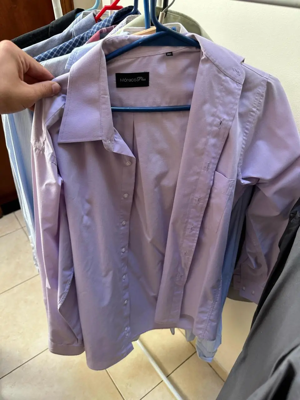 Camisa de hombre manga larga color lila, con cuello clásico y bolsillo en el pecho. Marca Monaco Plus. Ideal para un look casual o semi formal.