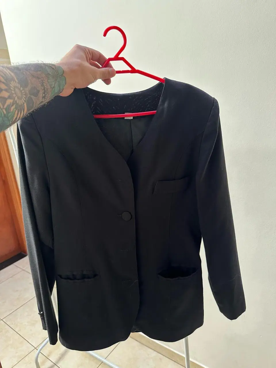 Elegante blazer negro de mujer, ideal para un look formal o de trabajo. Confeccionado en un tejido de calidad, este blazer presenta un diseño clásico con un solo botón y bolsillos funcionales. Perfecto para combinar con pantalones sastreros o faldas.
