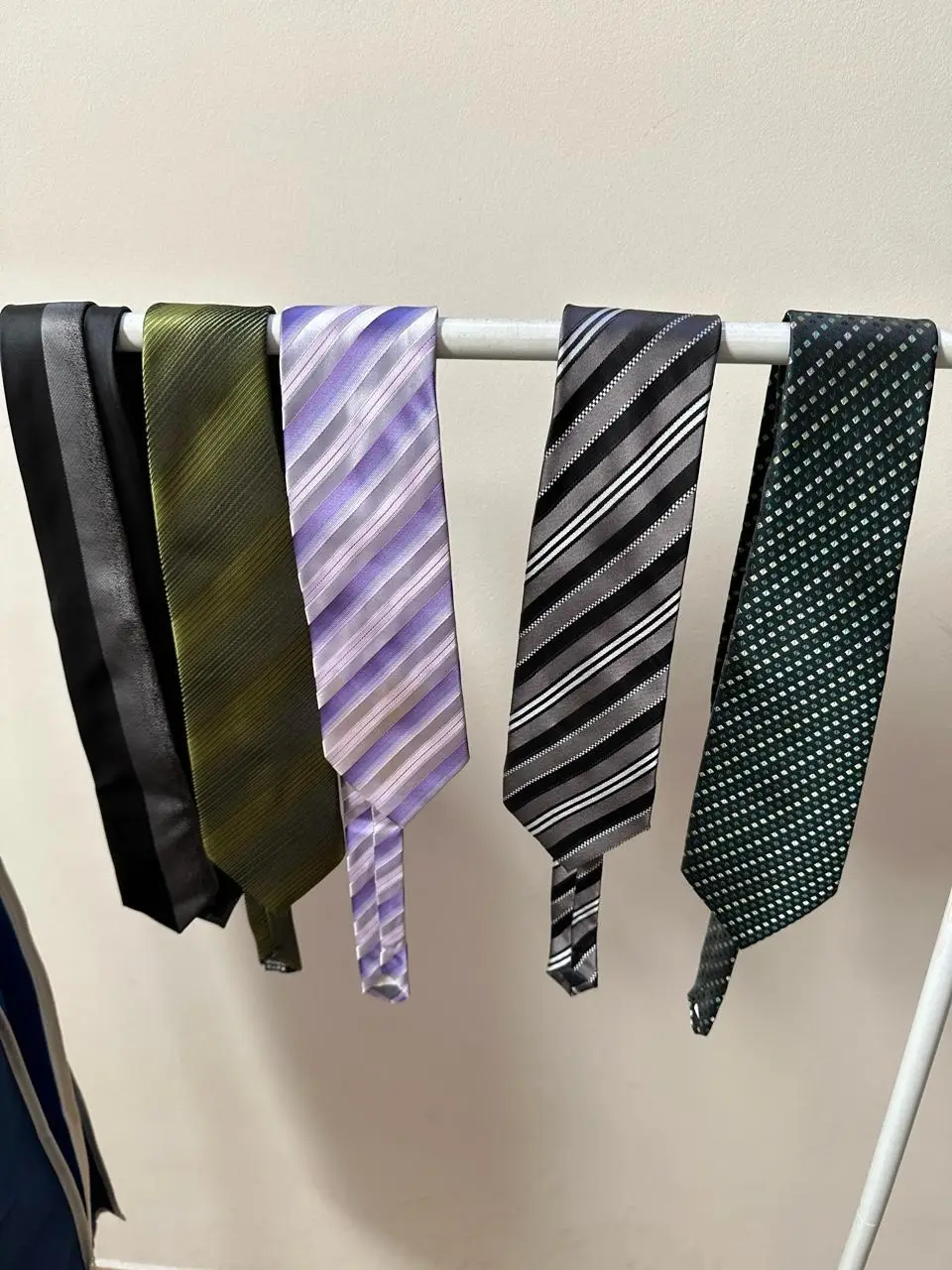 Corbatas de hombre de diferentes colores y diseños, ideales para complementar un look formal o de trabajo. Incluyen diseños a rayas y estampados.