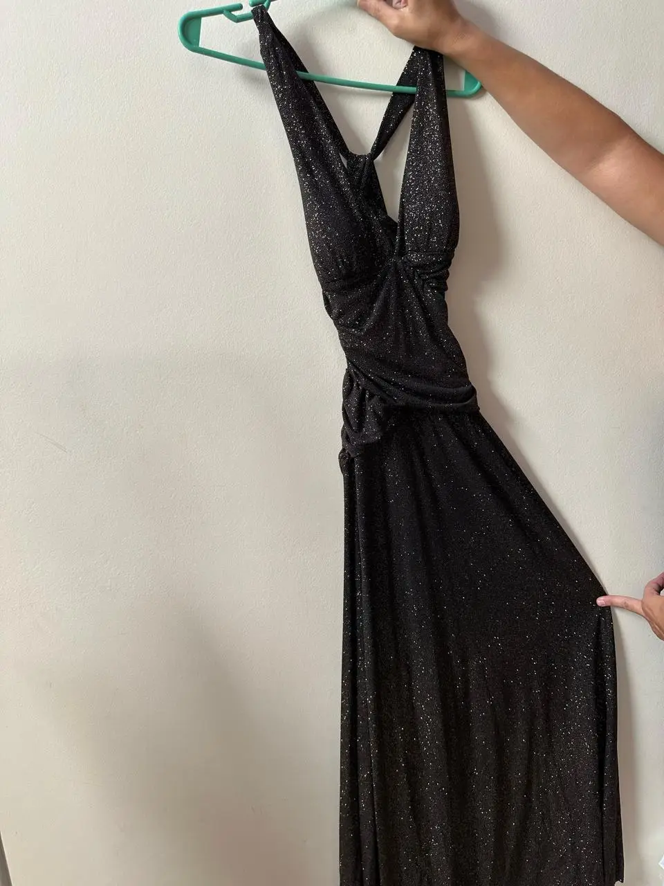 Vestido largo de fiesta negro con brillos, espalda descubierta y diseño halter. Ideal para eventos especiales.