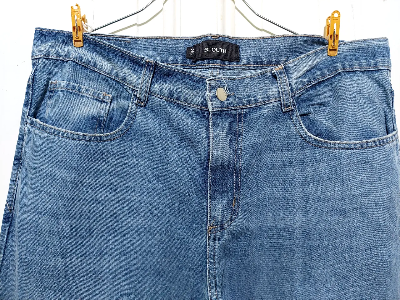 Jeans rectos de hombre, color azul. Marca Blouth. Un clásico para cualquier ocasión.