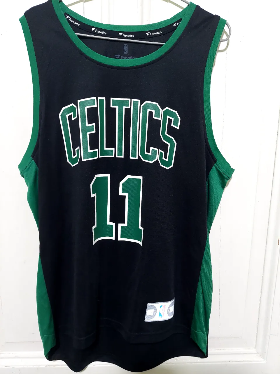 Musculosa de básquet del equipo Celtics, con el número 11 y el nombre Irving en la espalda. Diseño en negro con detalles en verde.