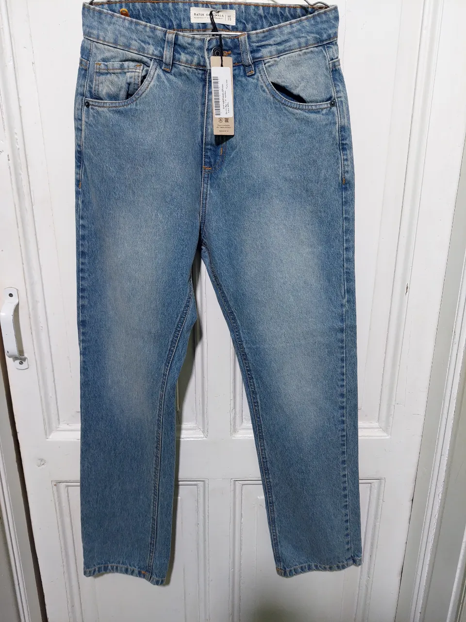 Jeans rectos de hombre, color azul claro, con etiqueta. Batuk Originals.